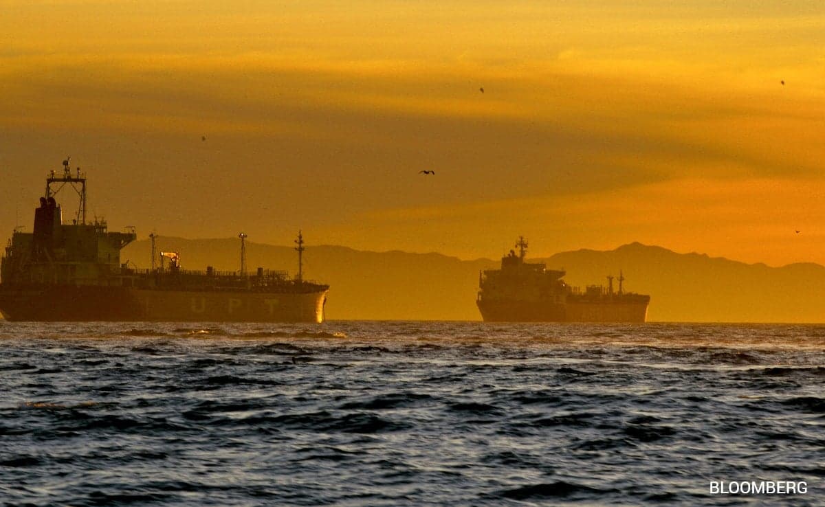 China-linked US-sanctioned tanker ne Trump blockade ko Hormuz transit se challenge kiya